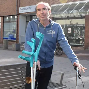 Dirk Schünemann in der Pinneberger Innenstadt. Er wurde hier als er helfen wollte selbst Opfer von Gewalt.