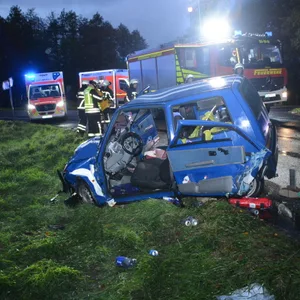 Autofahrer kracht in parkendes Fahrzeug bei Lübeck – drei zum Teil lebensbefrohlich Verletzte