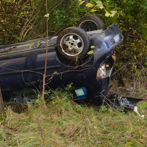 Ein Auto auf dem Dach