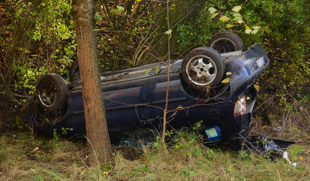 Auf-dem-Weg-nach-Hamburg-Auto-berschl-gt-sich-und-landet-im-Stra-engraben