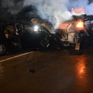 Beide Fahrzeuge wurden durch das Feuer komplett zerstört.