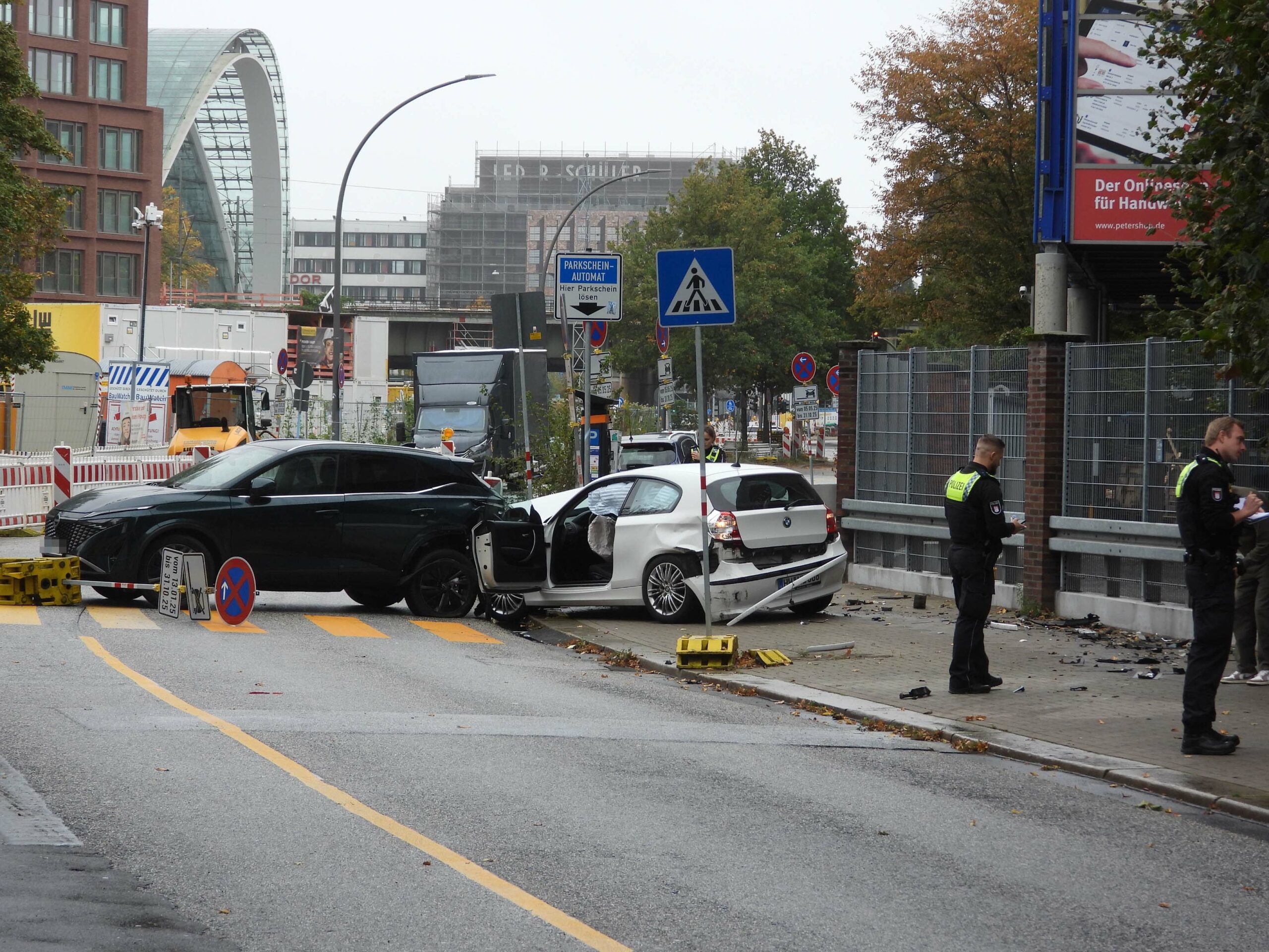 Autofahrer verleiert Kontrolle über seinen Wagen und rammt geparkte Pkw. Auto sichergestellt