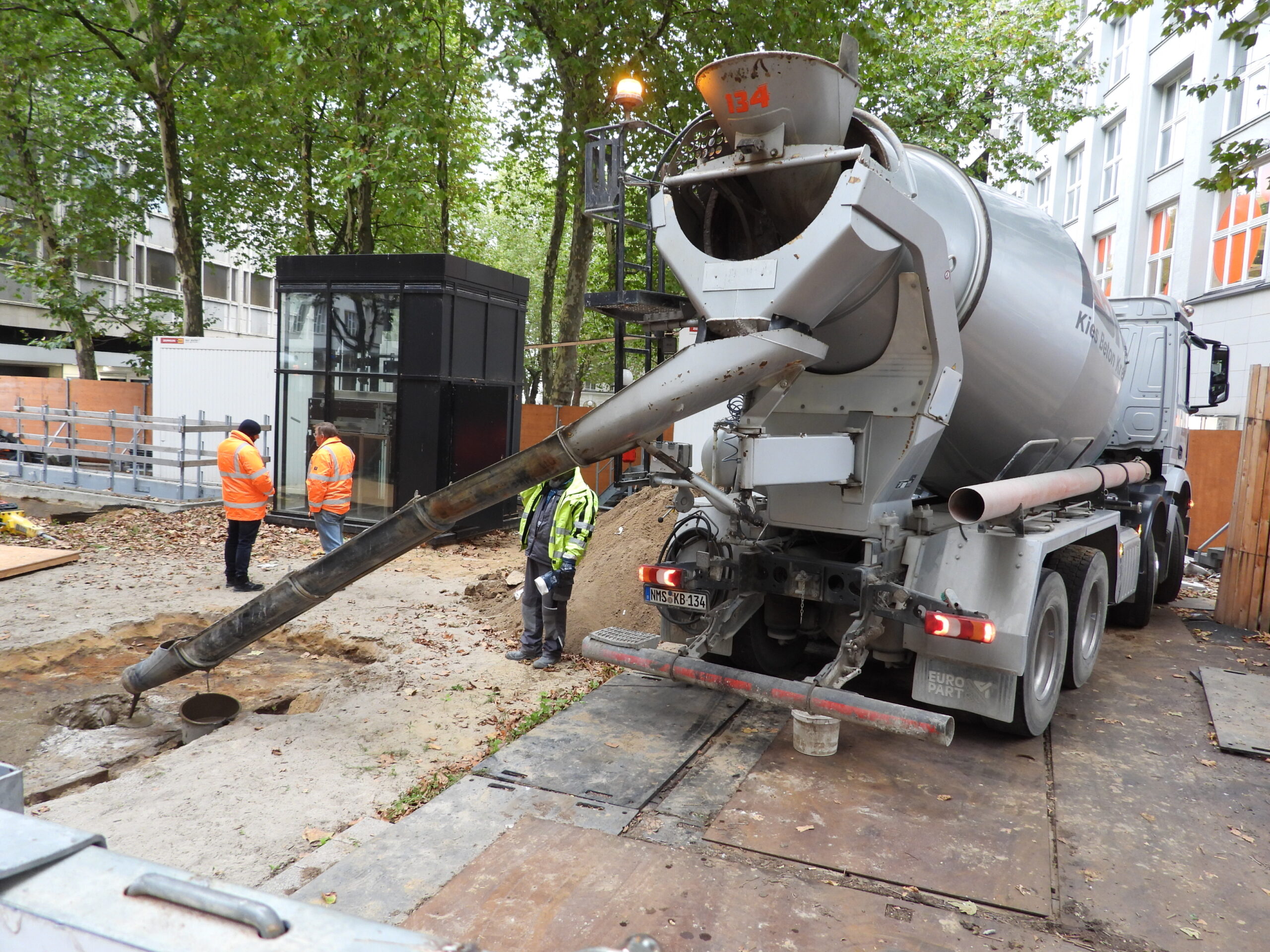 Betonmischer befüllt ein Loch imB oden