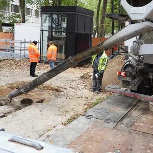 Betonmischer befüllt ein Loch imB oden