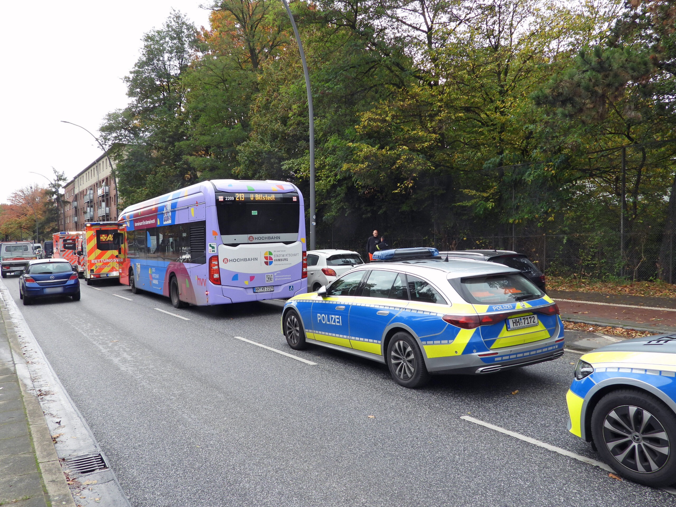Mehrere Polizeifahrzeuge und Rettungswagen waren im Einsatz.