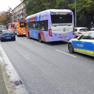 Mehrere Polizeifahrzeuge und Rettungswagen waren im Einsatz.