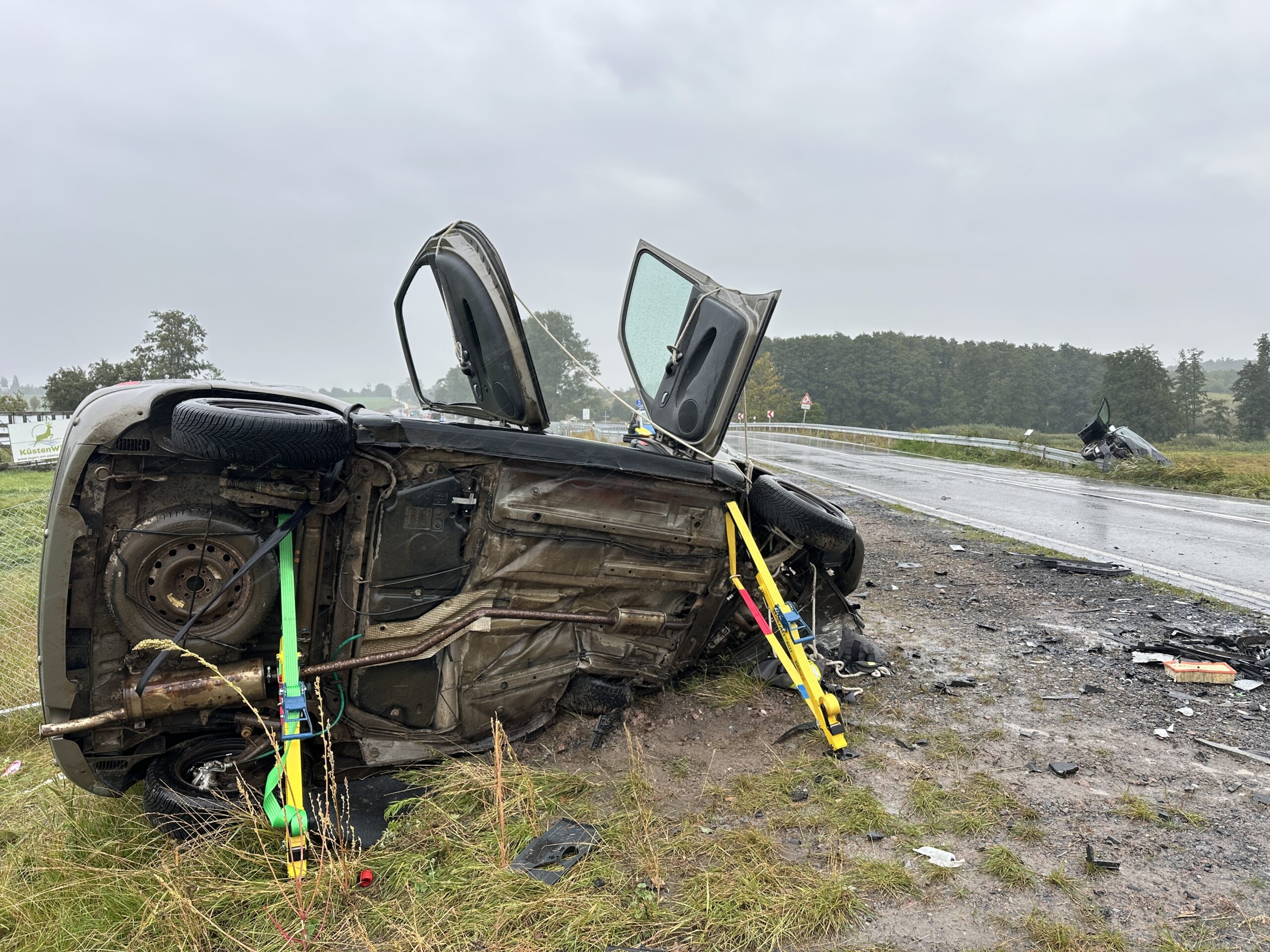 Bei einem schweren Verkehrsunfall auf der B111 zwischen Hohendorf und Wolgast ist eine Autofahrerin ums Leben gekommen.