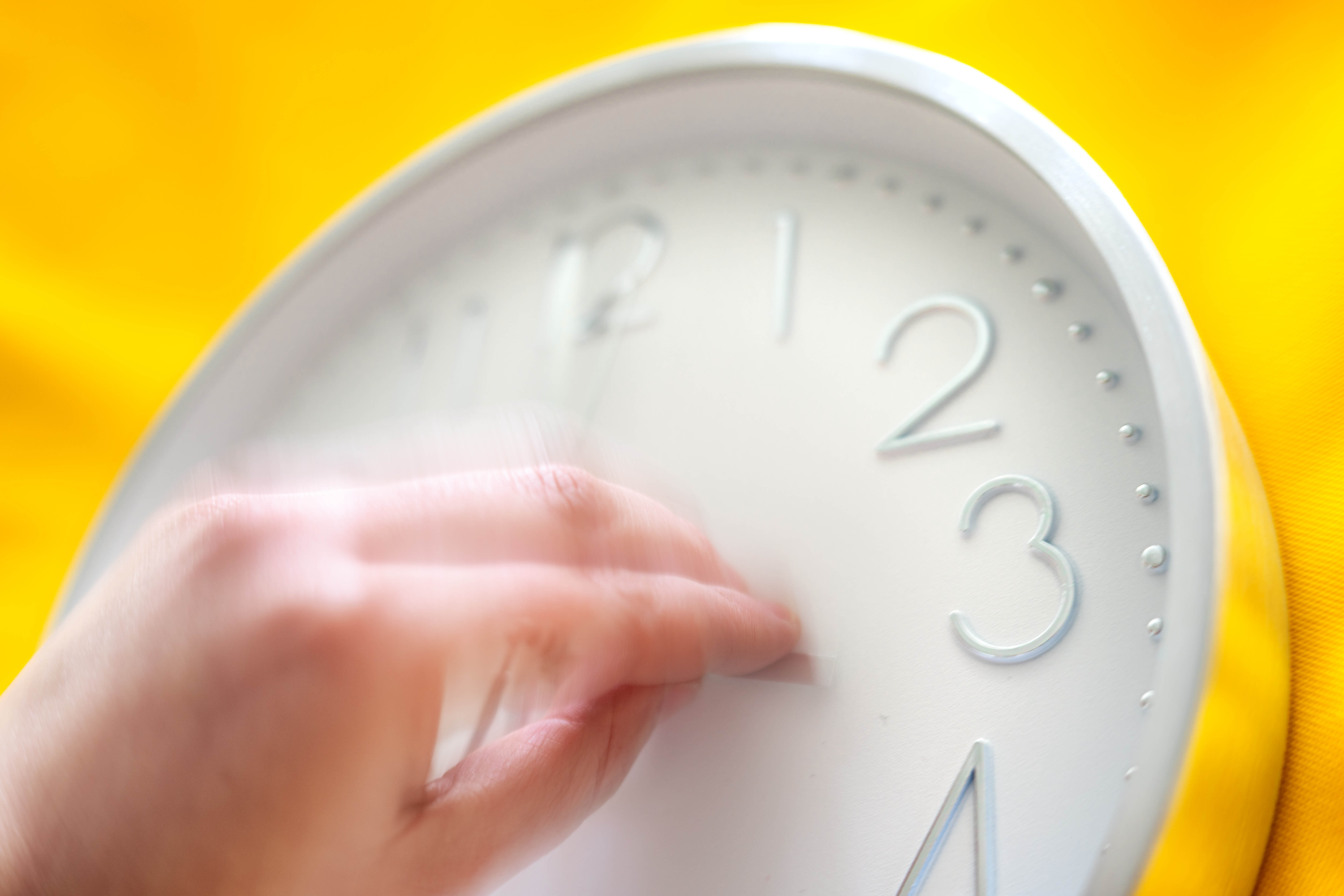 Uhr mit zurückgedrehten Zeigern symbolisiert die Zeitumstellung zur Winterzeit in Deutschland.