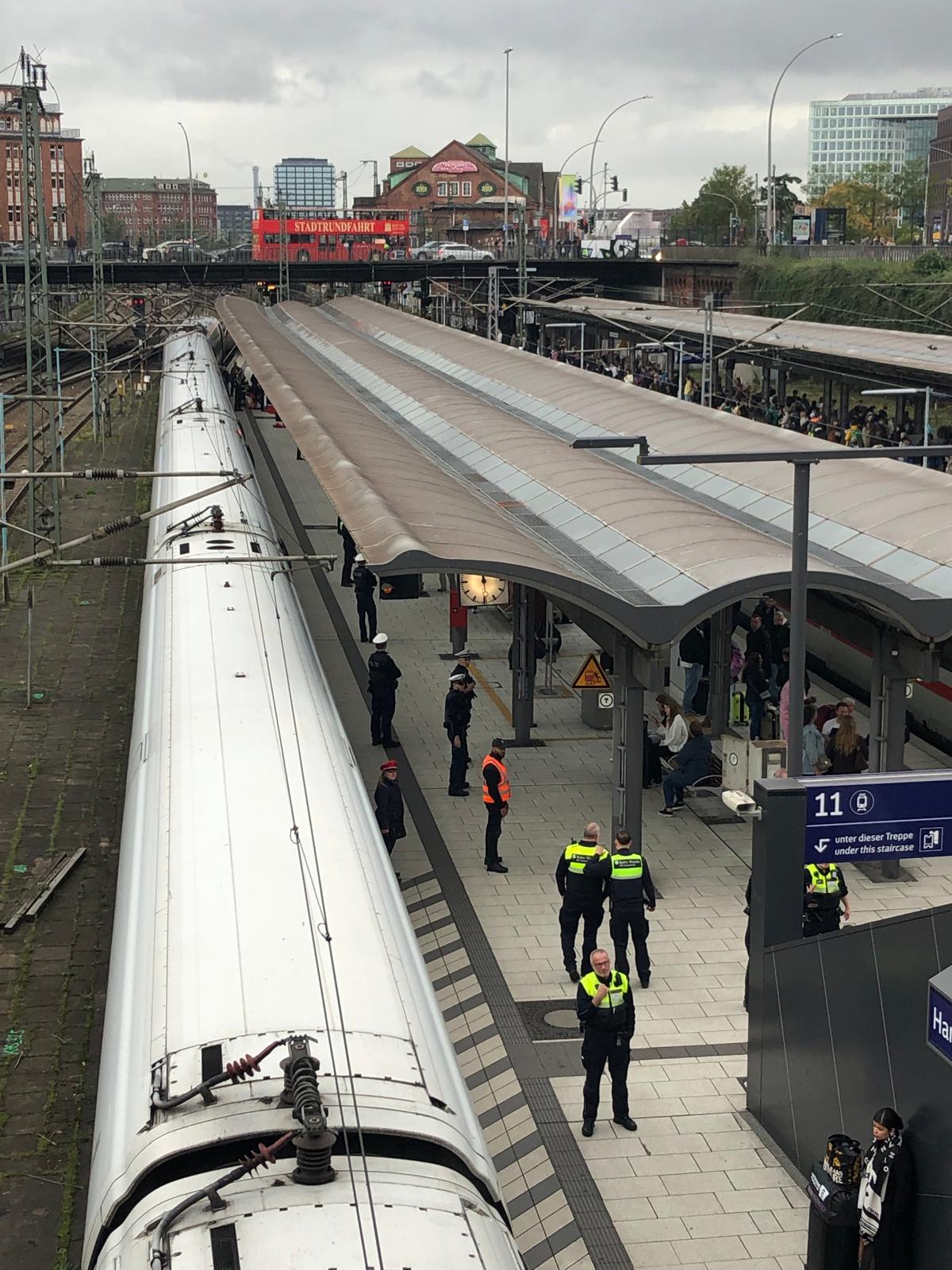 Bundespolizisten sperren den Bahnsteig am Hamburger Hauptbahnhof ab, um Platz für die Rettungskräfte zu schaffen.