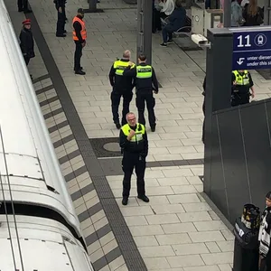 Bundespolizisten sperren den Bahnsteig am Hamburger Hauptbahnhof ab, um Platz für die Rettungskräfte zu schaffen.