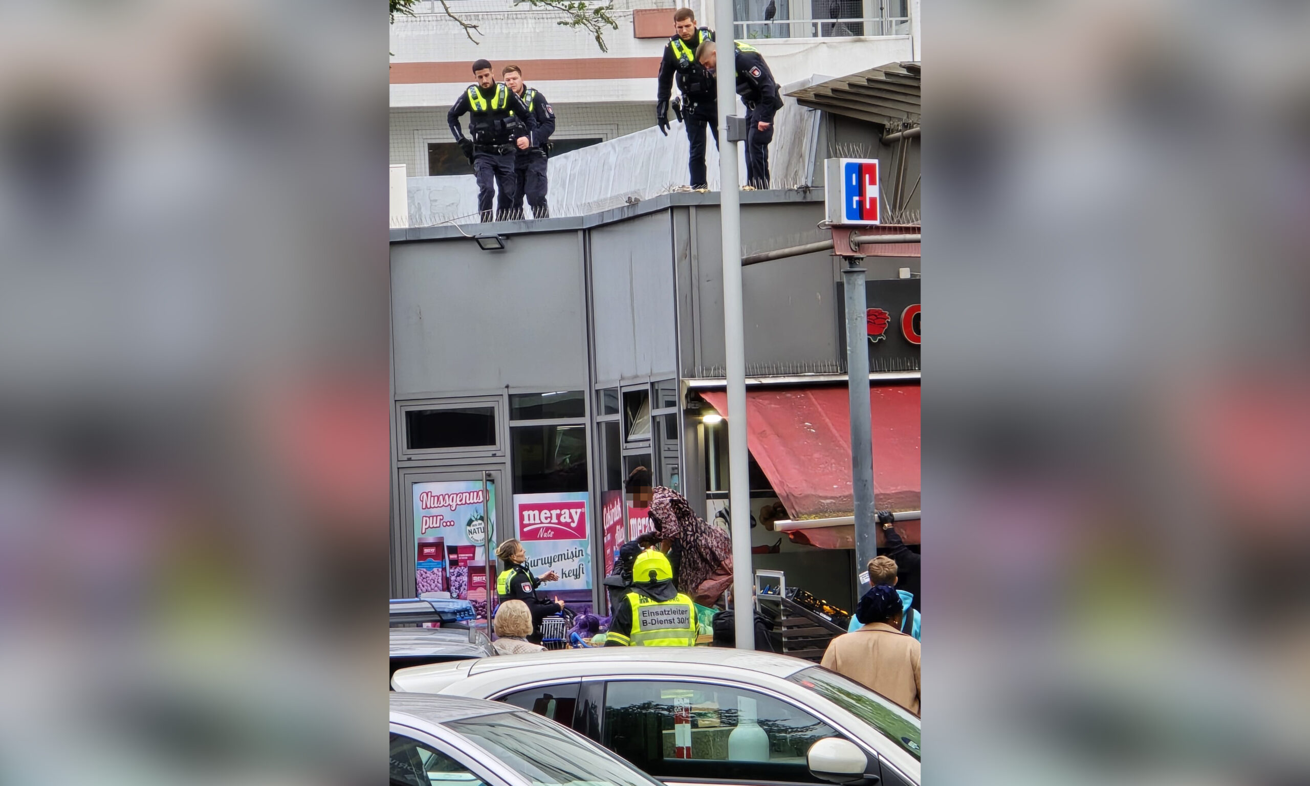 Die Frau sprang auf die Markise eines Gemüseladens.