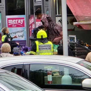 Die Frau sprang auf die Markise eines Gemüseladens.