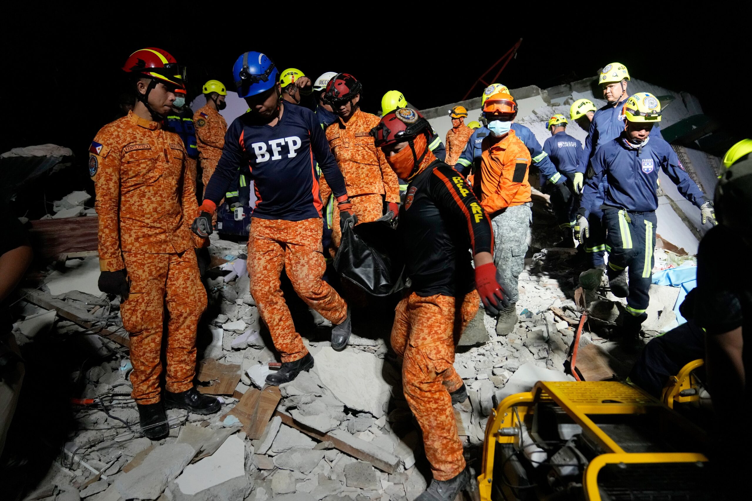 Rettungskräfte bergen eine Leiche aus den Trümmern eines eingestürzten Gebäudes in Bogo in den Zentralphilippinen.