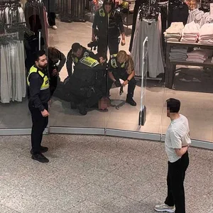 Schlägerei nachdem sich zwei Frauen im Phoenix Center in Harburg angerempelt hatten – Poliei nimmt Mann fest