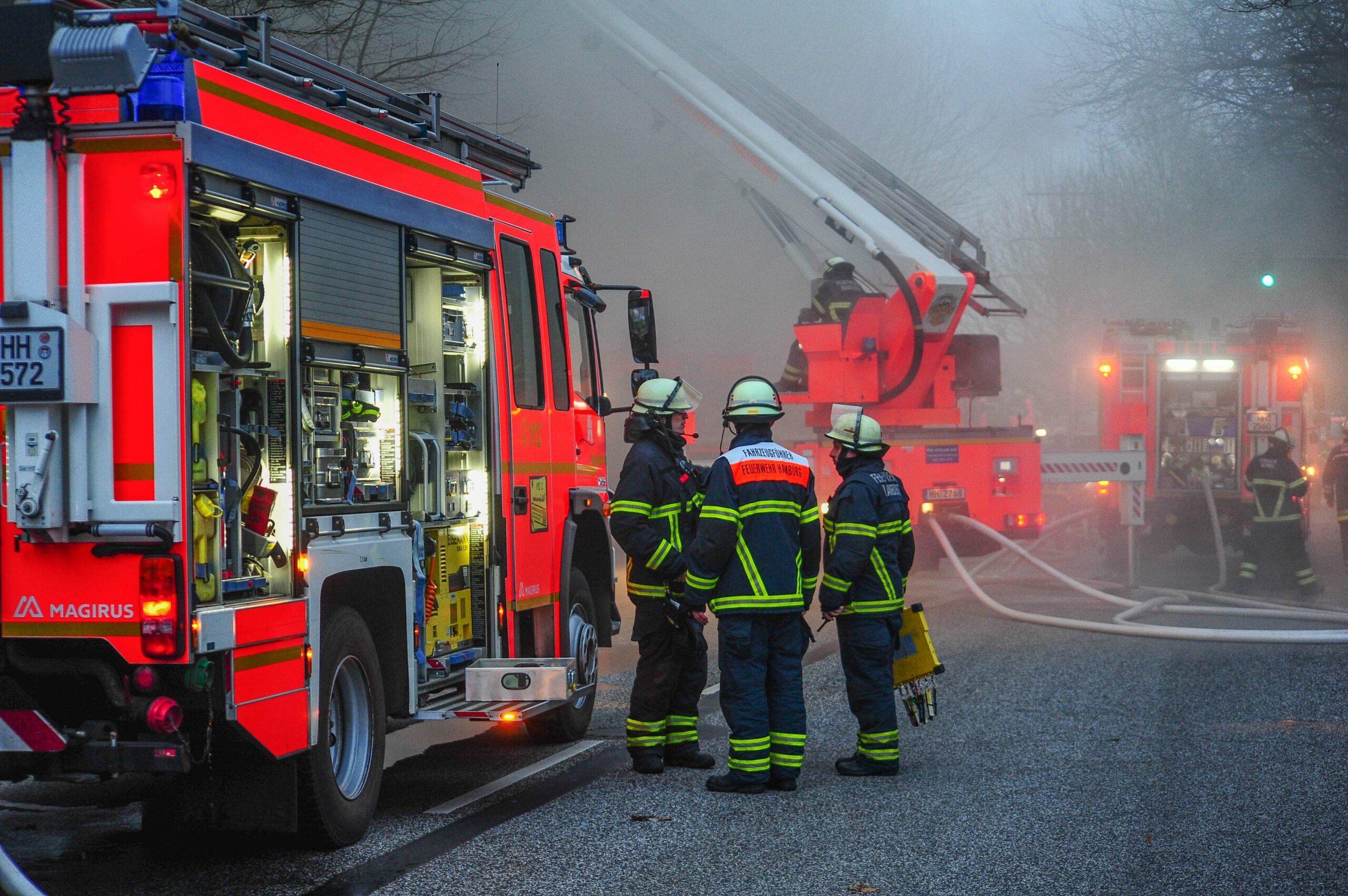 Feuerwehrkräfte im Einsatz (Symbolbild).