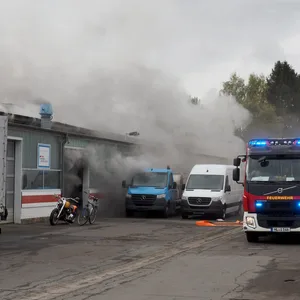 Lackiererei in Lübeck brennt – Großalarm für die Feuerwehr