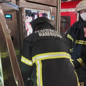 Feuerwehrkräfte öffnen einen Snackautomaten.