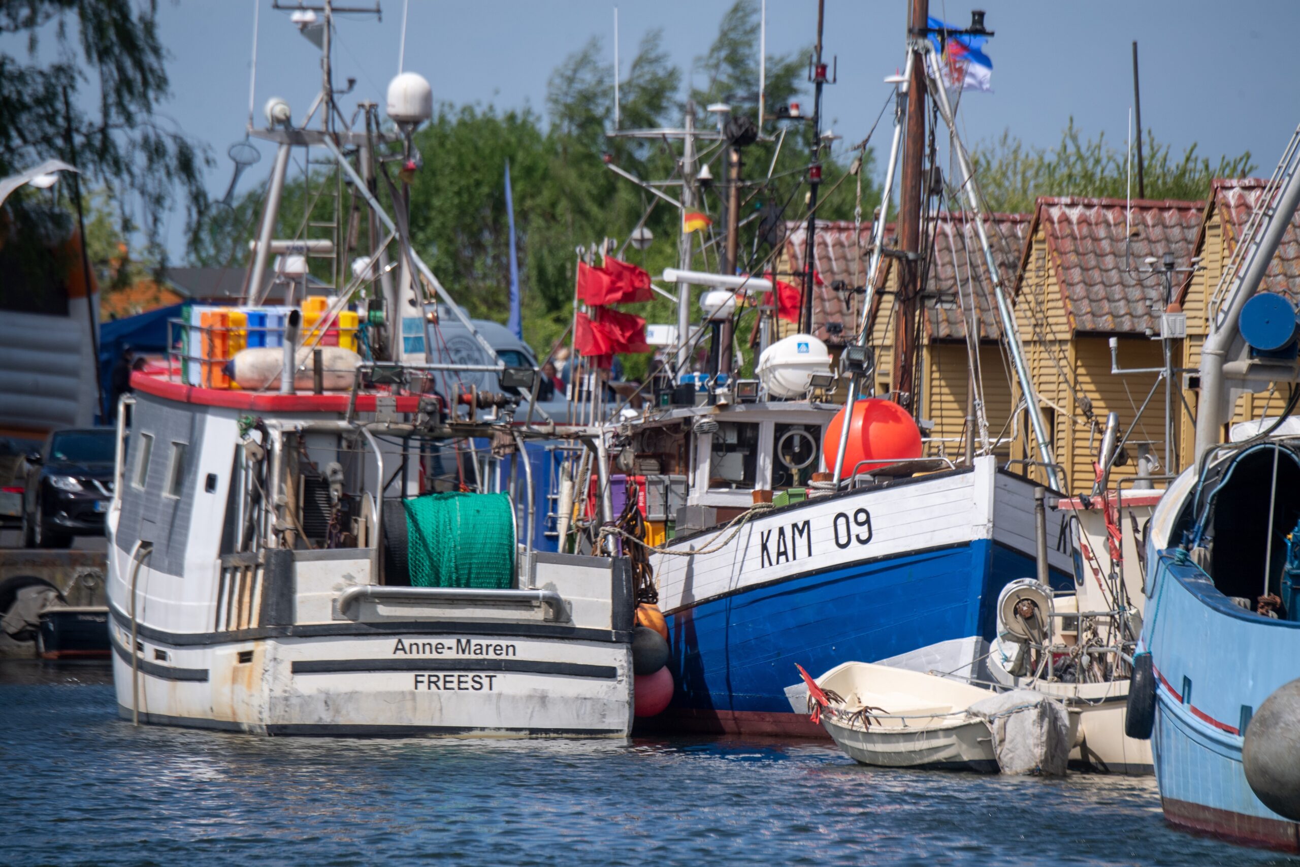 Fischkutter im Fischereihafen Freest an der Ostsee.