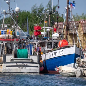 Fischkutter im Fischereihafen Freest an der Ostsee.
