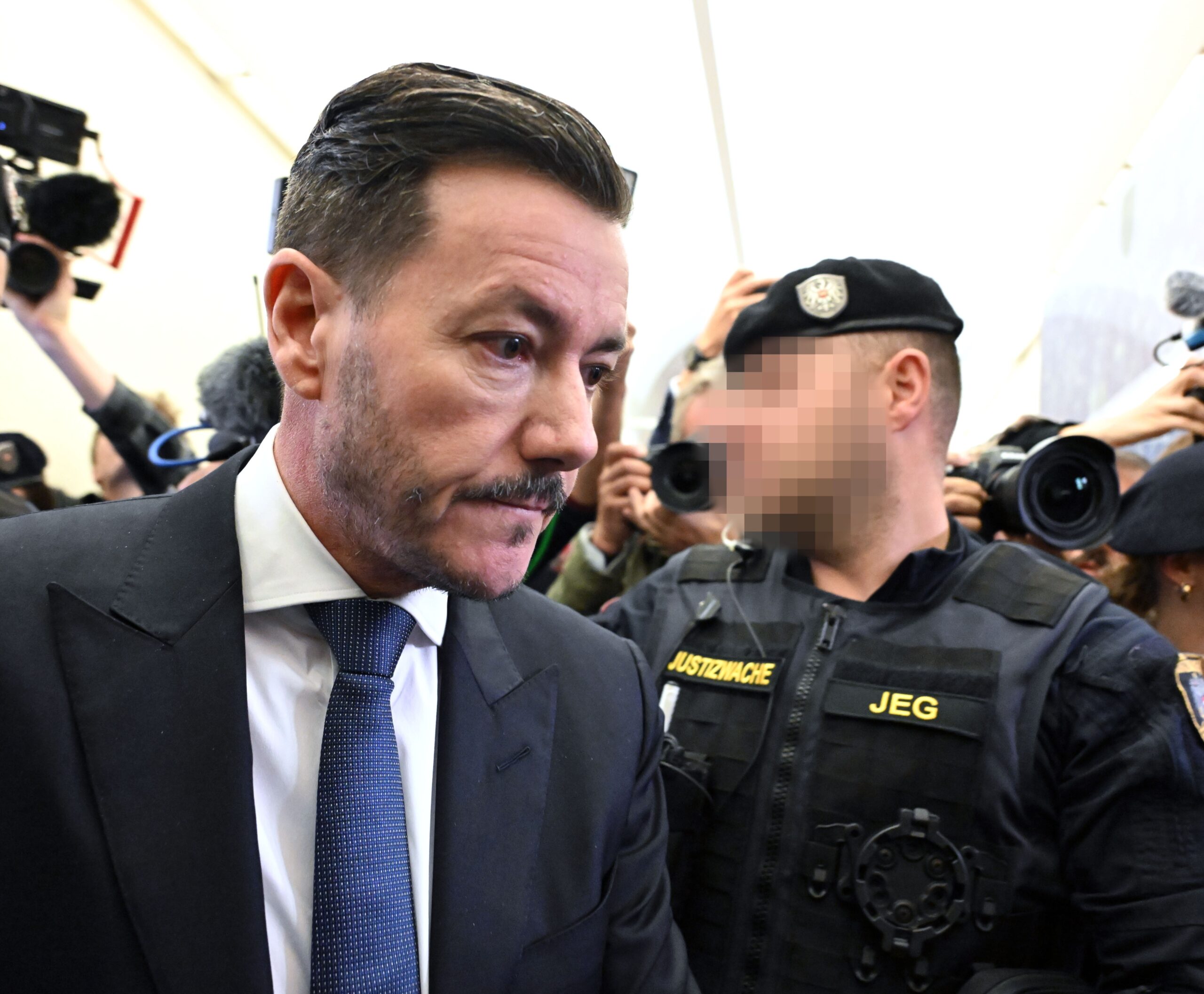 René Benko verlässt nach der Urteilsverkündung das Landesgericht in Innsbruck.