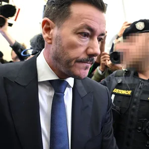 René Benko verlässt nach der Urteilsverkündung das Landesgericht in Innsbruck.