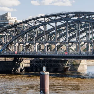 Die Freihafenelbbrücke zwischen der HafenCity und der Veddel in Hamburg (Archivbild).