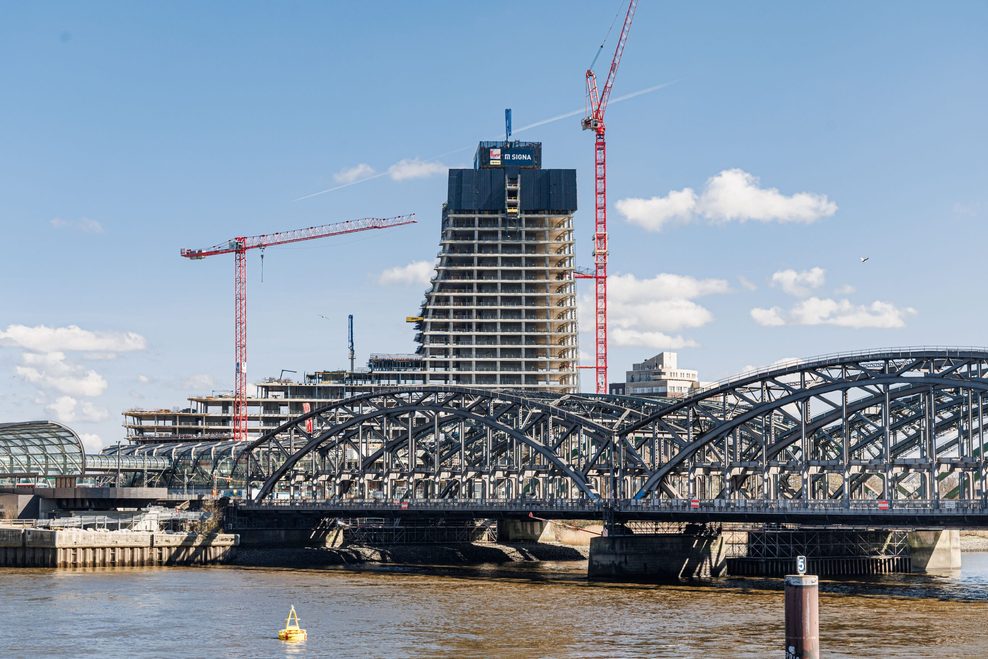 Die Freihafenelbbrücke zwischen der HafenCity und der Veddel in Hamburg (Archivbild).