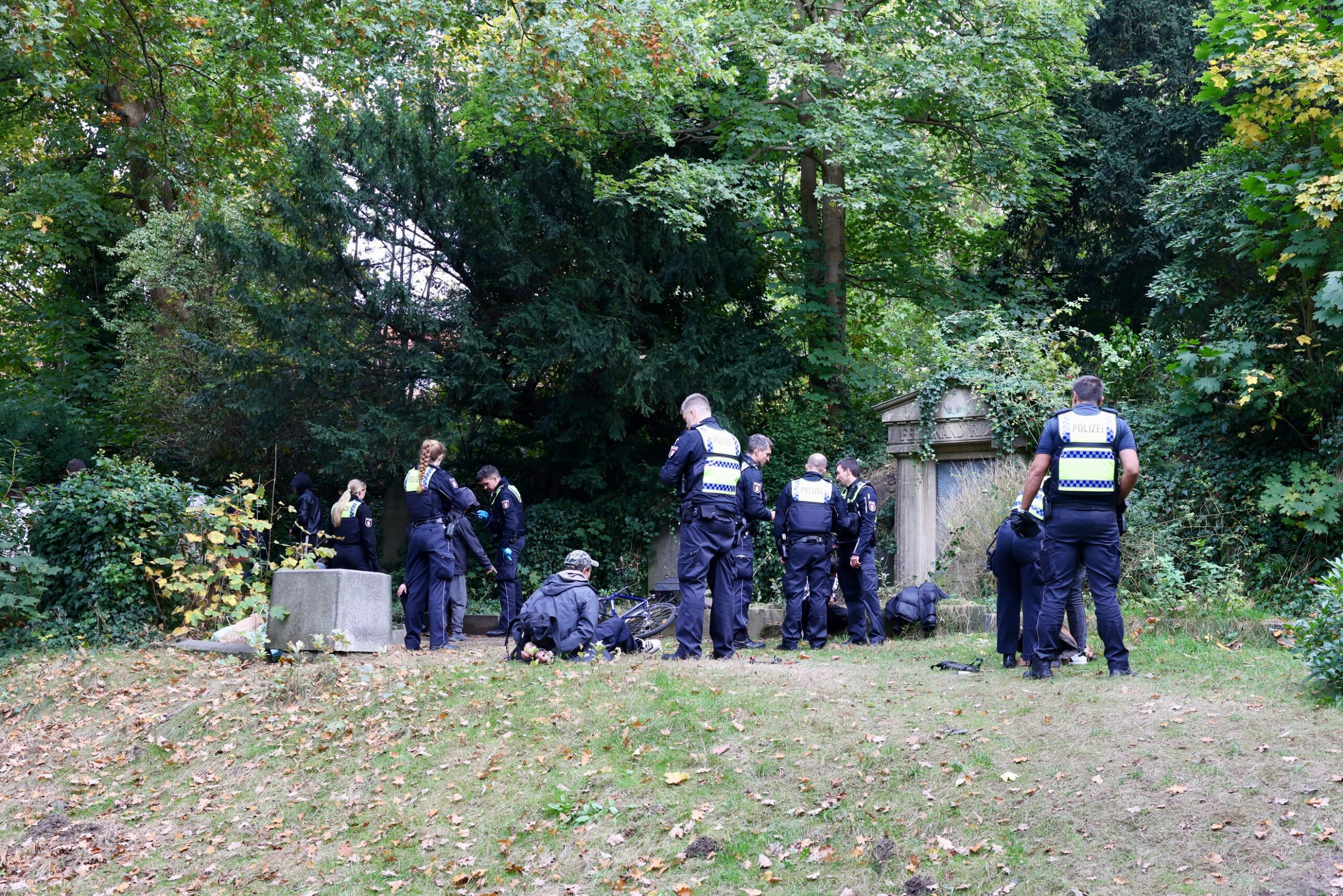 Polizisten auf Friedhof