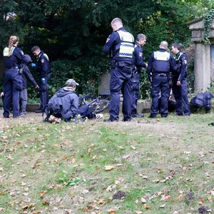 Polizisten auf Friedhof