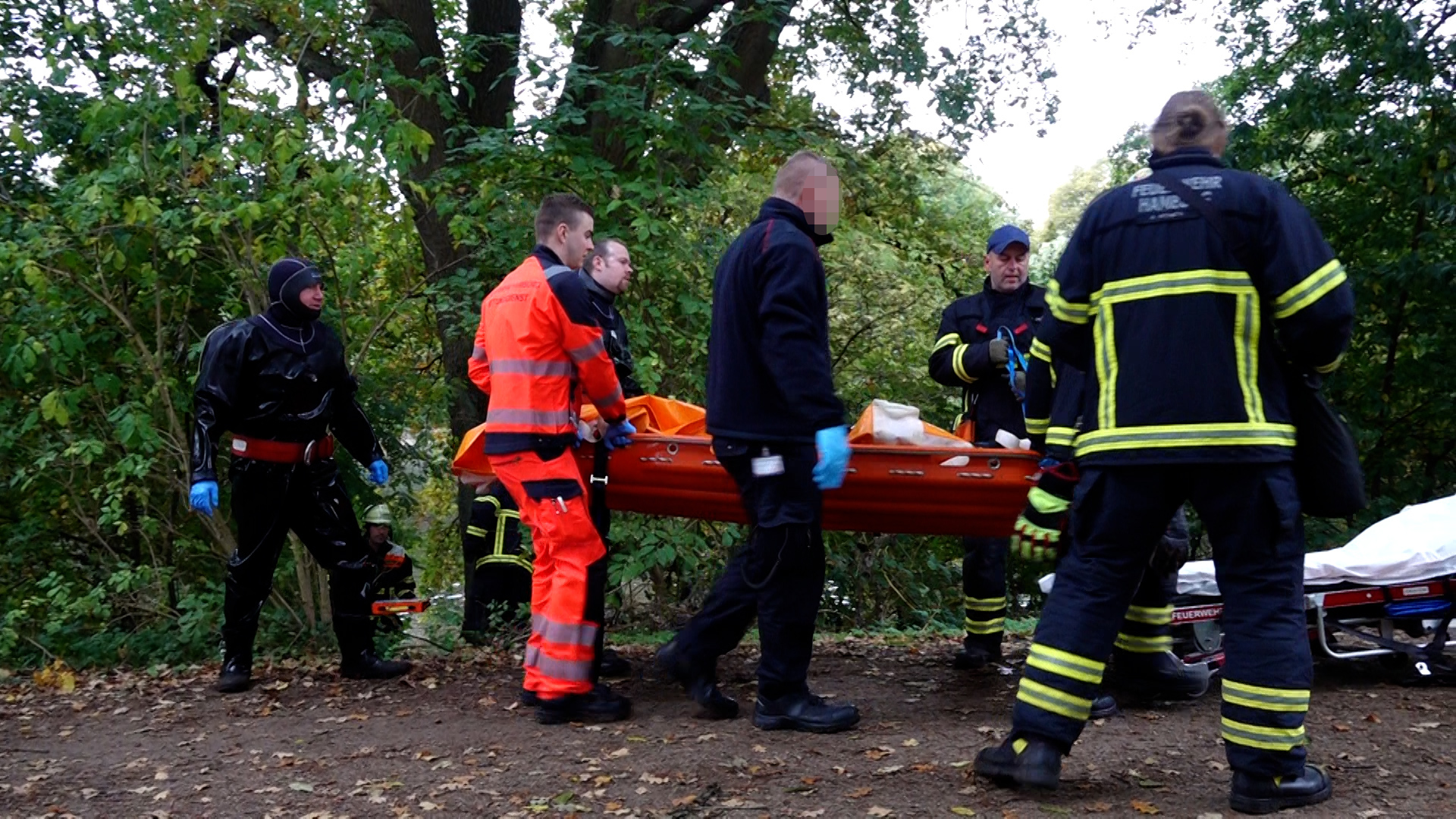 Einsatzkräfte beim Abtransport der Leiche in Hamburg-Alsterdorf.