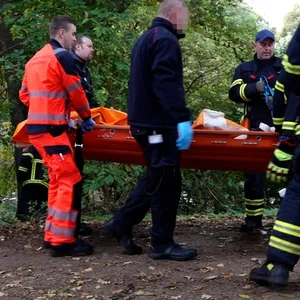 Einsatzkräfte beim Abtransport der Leiche in Hamburg-Alsterdorf.