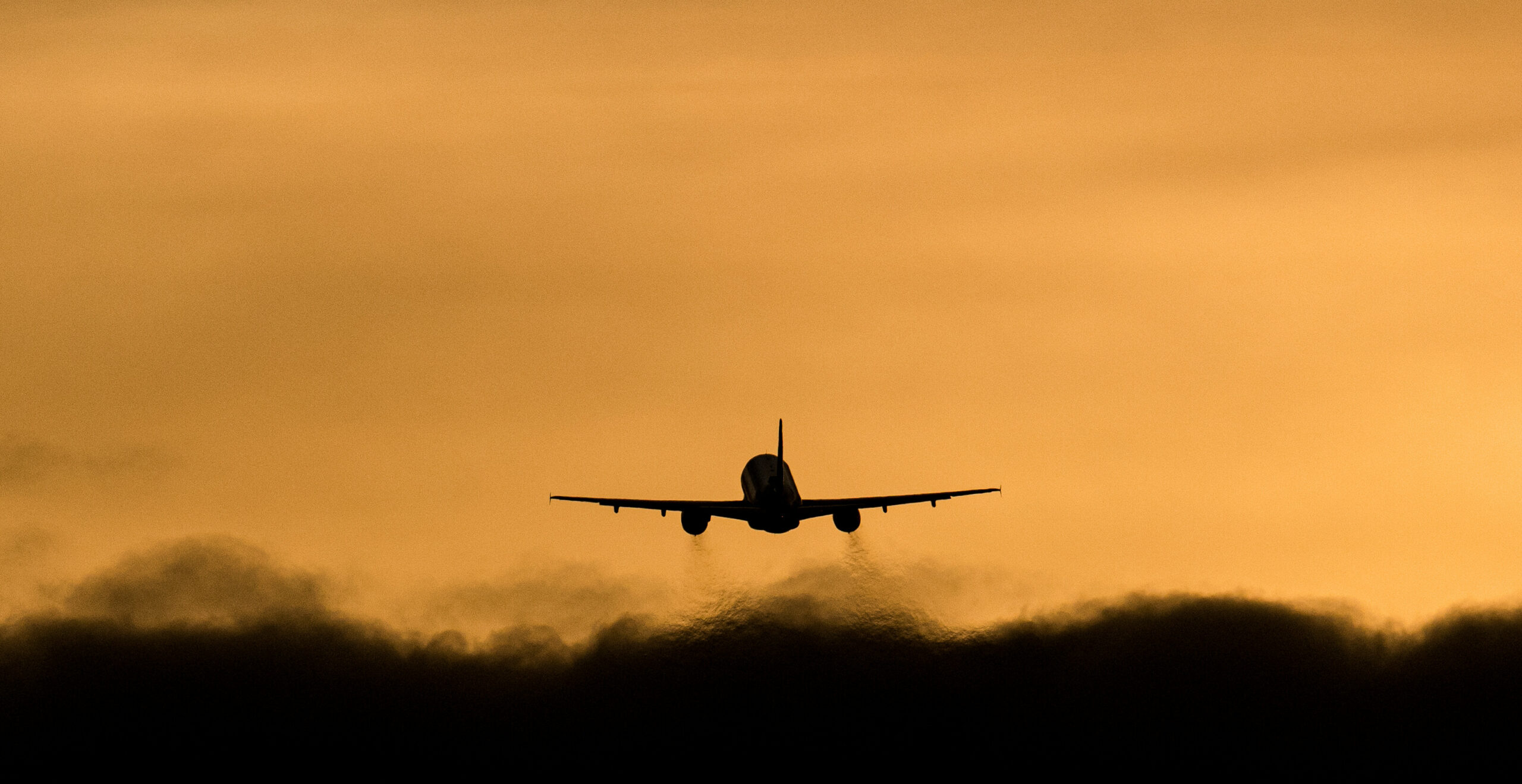 Ein Flugzeug startet vom Hamburg Airport.