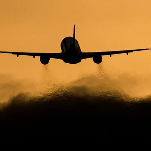 Ein Flugzeug startet vom Hamburg Airport.