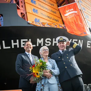 Olaf Lies (SPD, l-r), Ministerpräsident von Niedersachsen, Wibke Friedrichs-Firmin, Taufpatin und Tomasz Michalski, Kapitän, stehen nach der Taufe vor dem Containerschiff „Wilhelmshaven Express“.