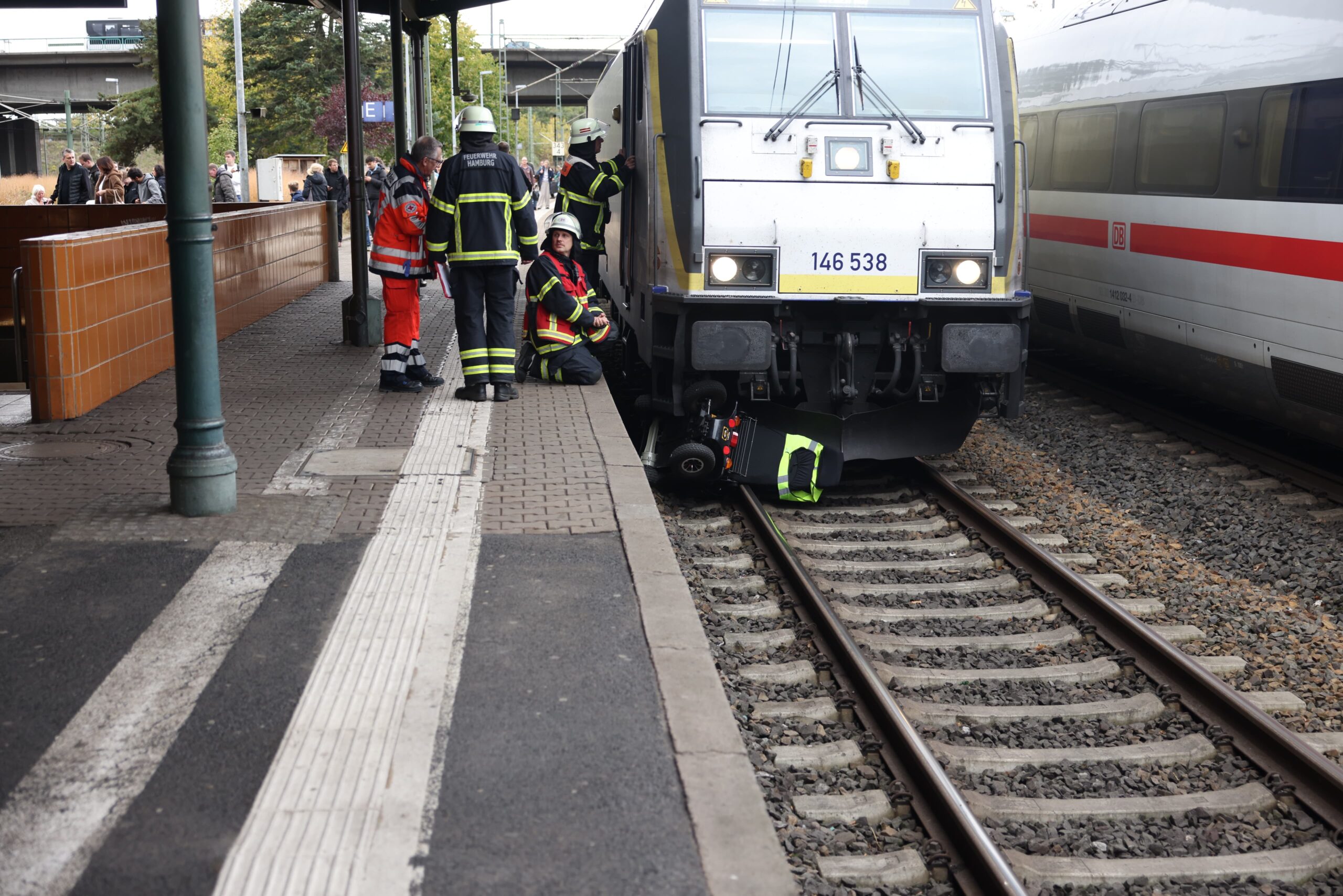 Rollstuhlfaher stürtzt am Bahnhof Harburg auf Gleise und hat Schutzengel