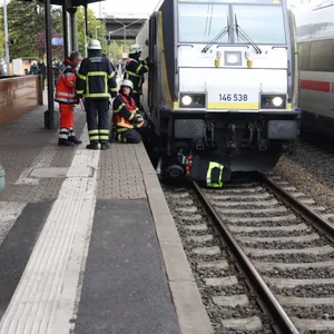 Rollstuhlfaher stürtzt am Bahnhof Harburg auf Gleise und hat Schutzengel