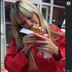 Man lernt nicht aus: Heidi Klum lässt sich in ihrem Lieblings-Imbiss zeigen, wie man Döner isst, ohne zu kleckern.