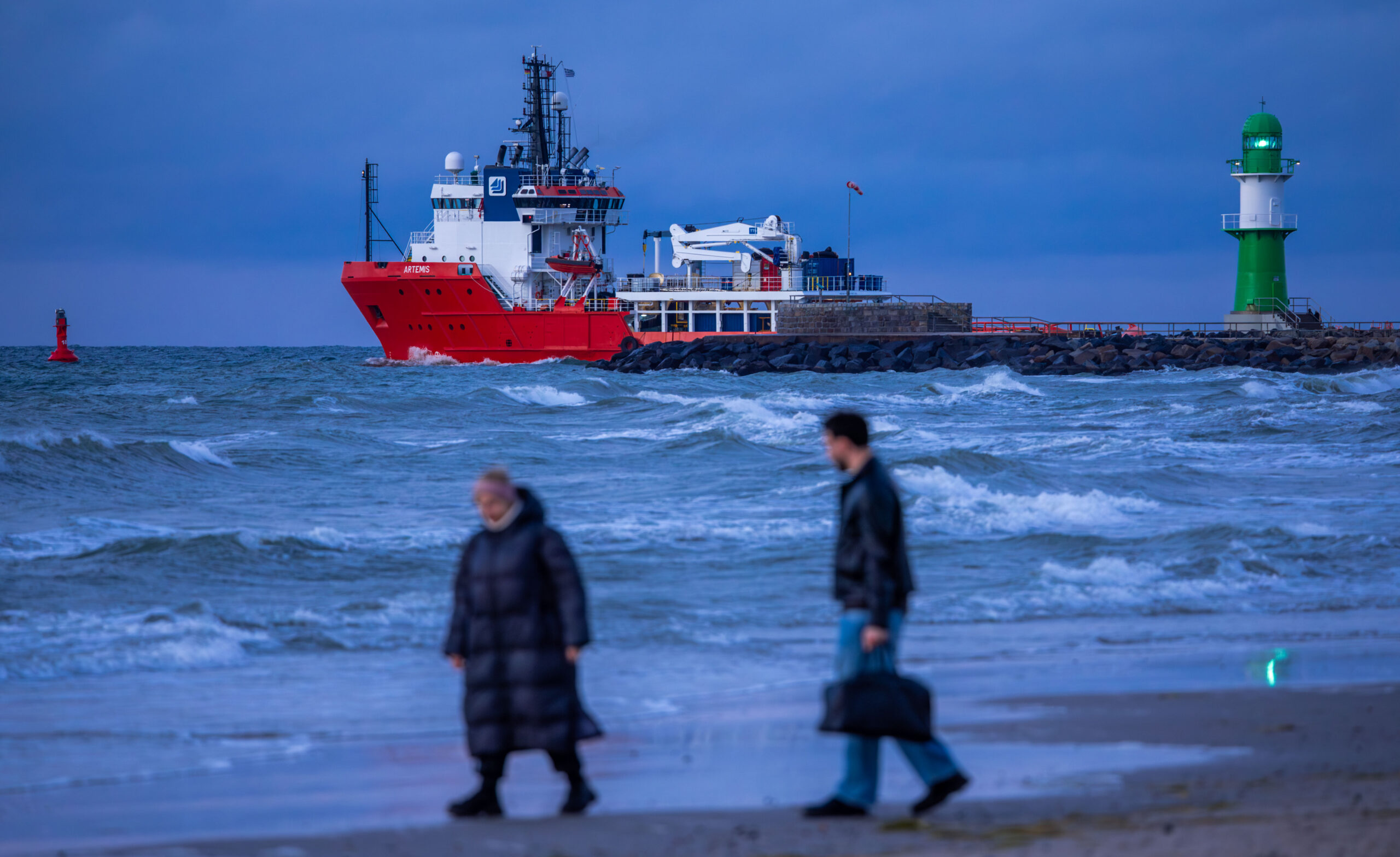 Stürmische See vor Warnemünde: Der Herbststurm mit Böen bis 110 km/h sorgt an den Küsten für unruhiges Wetter und bringt Einschränkungen im Fährverkehr – auch Verbindungen nach Sylt, Helgoland und zu den Halligen sind betroffen.