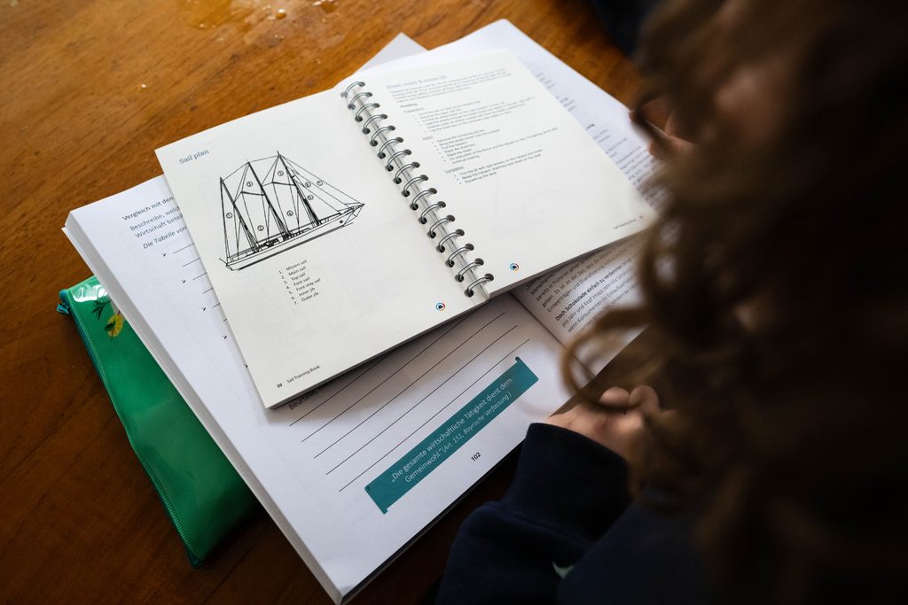 Unterrichtsmaterial liegt auf einem Tisch auf dem Segelschiff „Eendracht“.