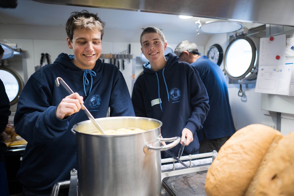 Leander (r) und Jonah in der Küche vom Segelschiff „Eendracht“.