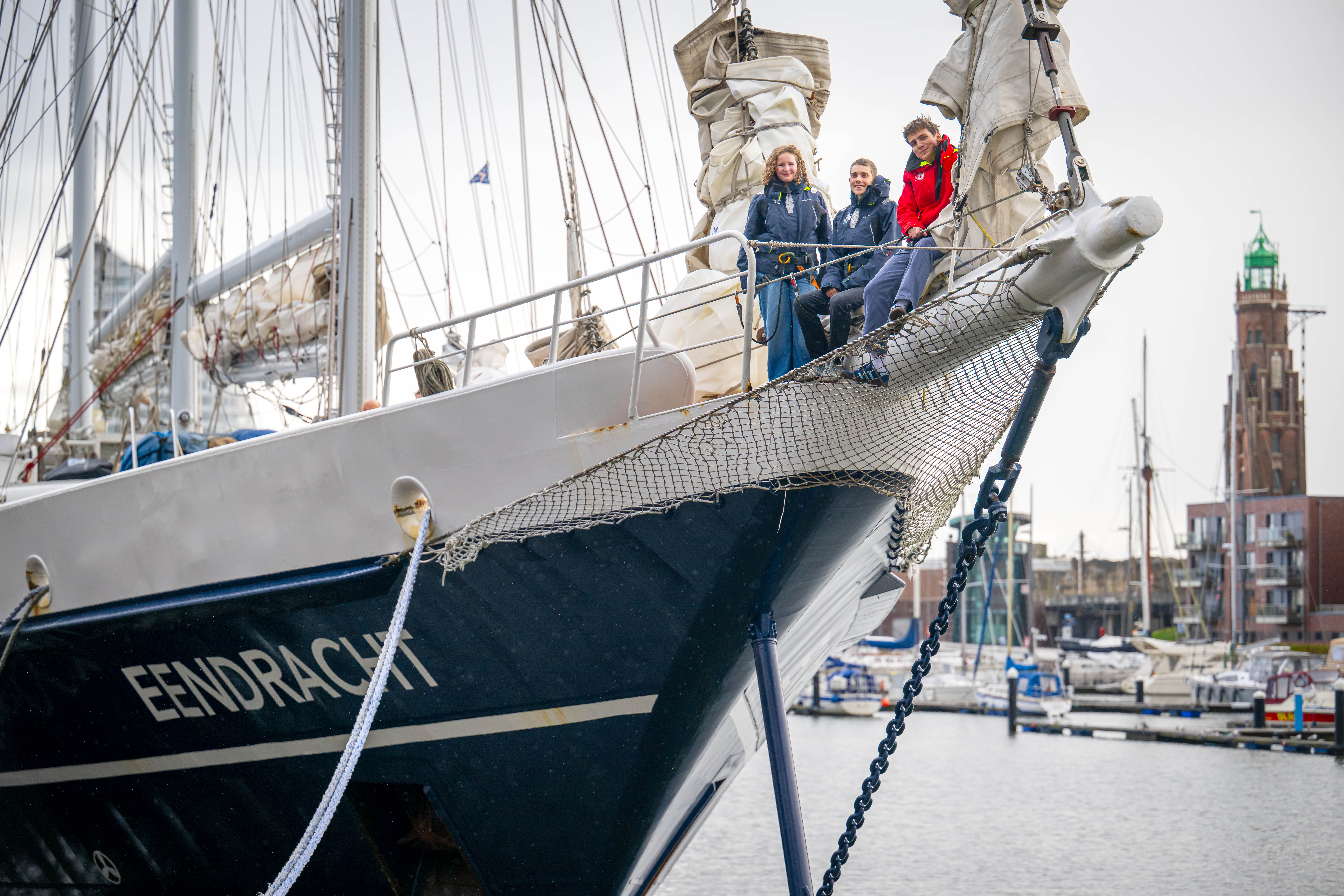 Hannah (l-), Leander und Jonah stehen auf dem Segelschiff „Eendracht“.