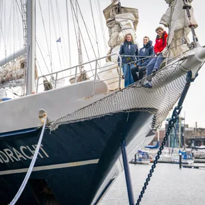 Hannah (l-), Leander und Jonah stehen auf dem Segelschiff „Eendracht“.