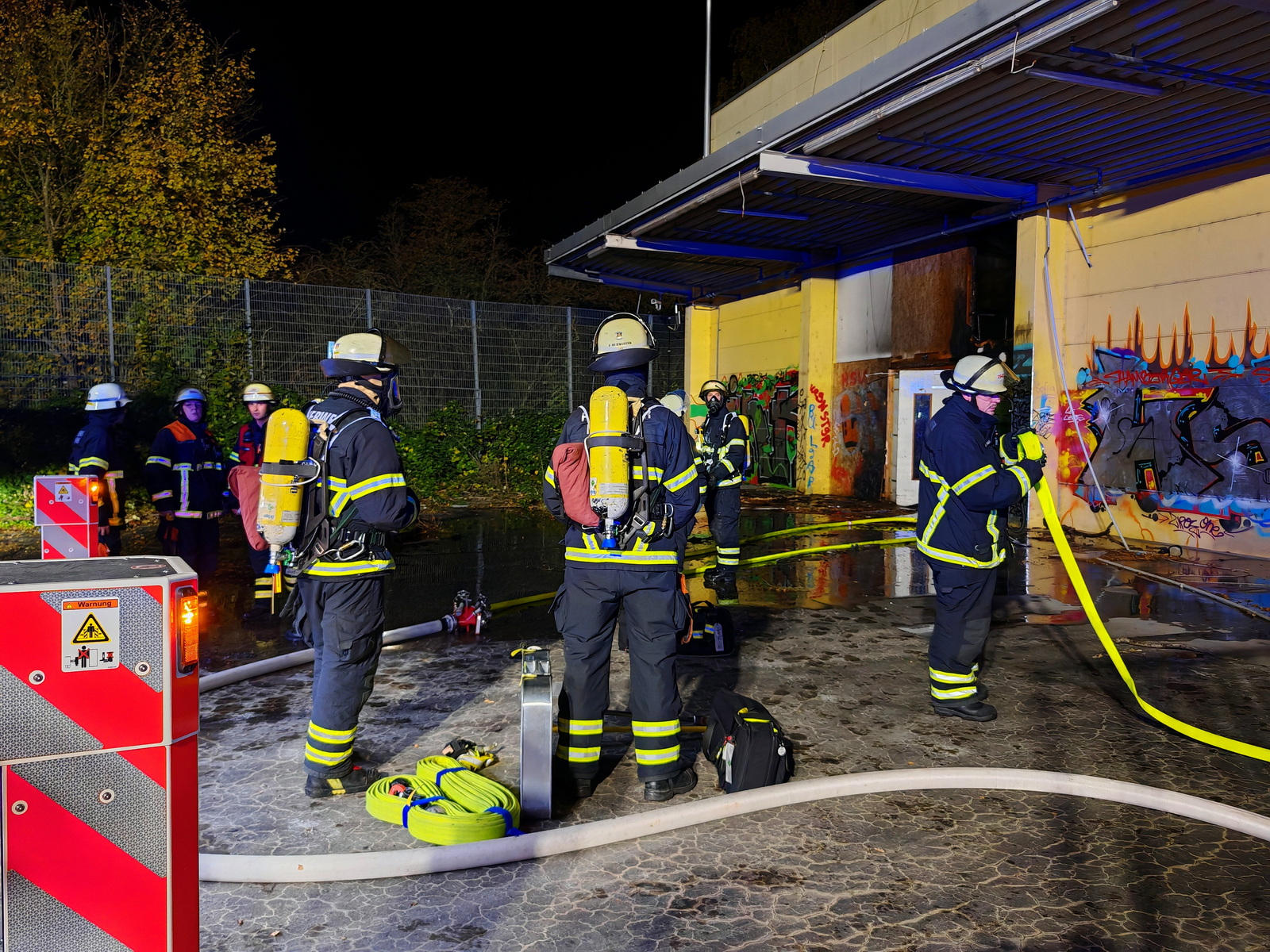 Die Feuerwehr im Einsatz auf dem Gelände des ehemaligen Max-Bahr-Baumarktes.