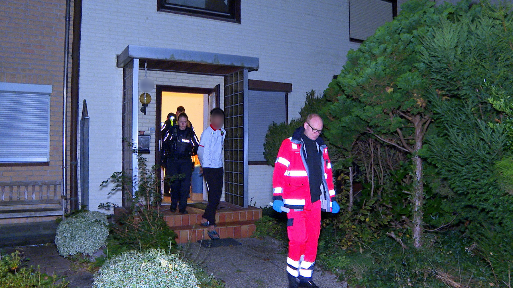 In der Nacht zu Montag durchsuchten Polizeikräfte ein Haus in Neugraben-Fischbek. Ein Mann wurde in Handschellen abgeführt.