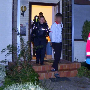 In der Nacht zu Montag durchsuchten Polizeikräfte ein Haus in Neugraben-Fischbek. Ein Mann wurde in Handschellen abgeführt.
