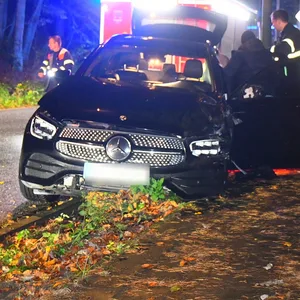 Bei dem Mercedes ist das linke Vorderrad herausgerissen.