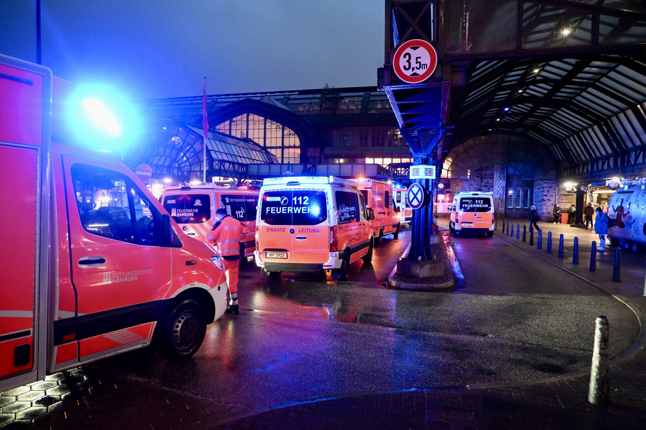 Weil viele Verletzte befürchtet wurden, wurde ein Großaufgebot des Rettungsdienstes alarmiert.