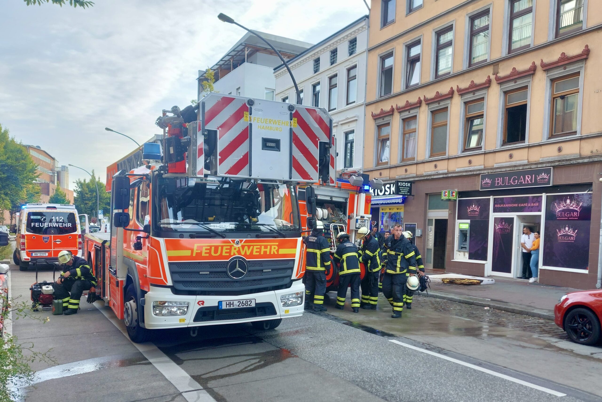 Feuerwehrfahrzeug in einer Straße in Harburg
