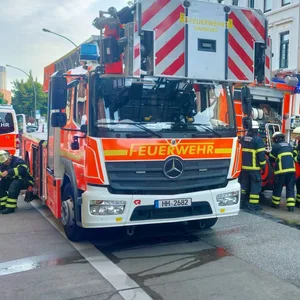 Feuerwehrfahrzeug in einer Straße in Harburg