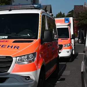 Zwei Monteure wurden bei einem schweren Arbeitsunfall Donnerstag verletzt, einer musste mit großflächigen Verbrühungen in eine Spezialklinik gebracht werden.